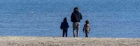 Unsere Strände, Familie am Meer im Winter