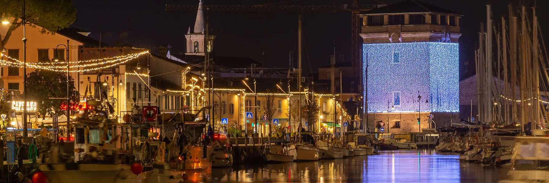 Silvester am Meer in weihnachtlicher Atmosphäre, mit Lichtern und Aromen 