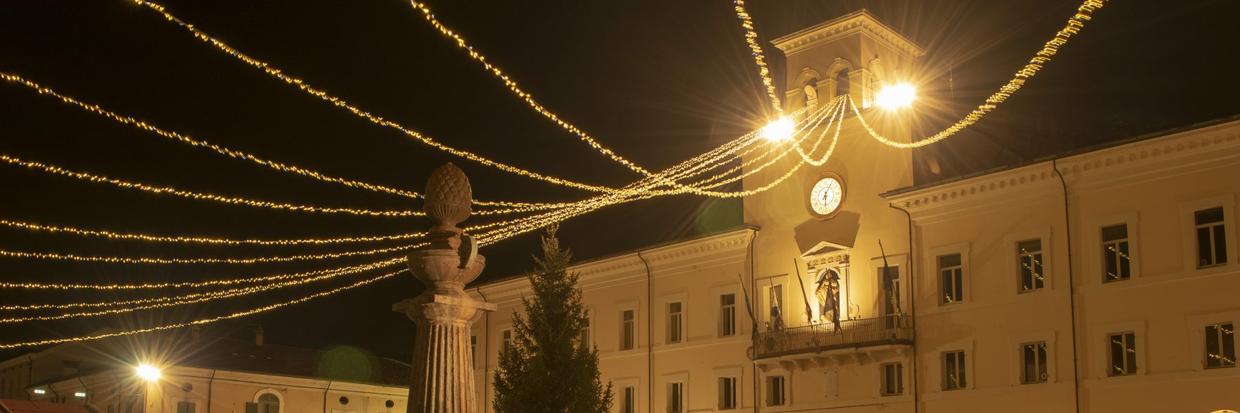 1 - Weihnachtsbeleuchtung auf der Piazza Garibaldi