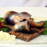 Crostini mit blauem Fisch