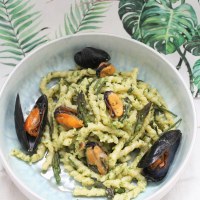 Pasta mit Stridoli-Pesto, Frühlingssoße und Muscheln aus Cervia