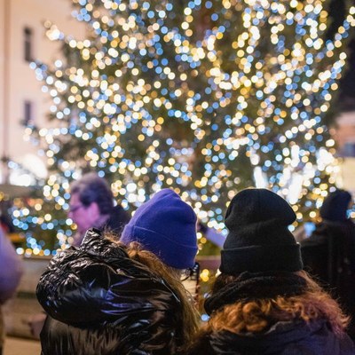 New Year's Eve by the sea in the Christmas atmosphere, with lights and flavours 