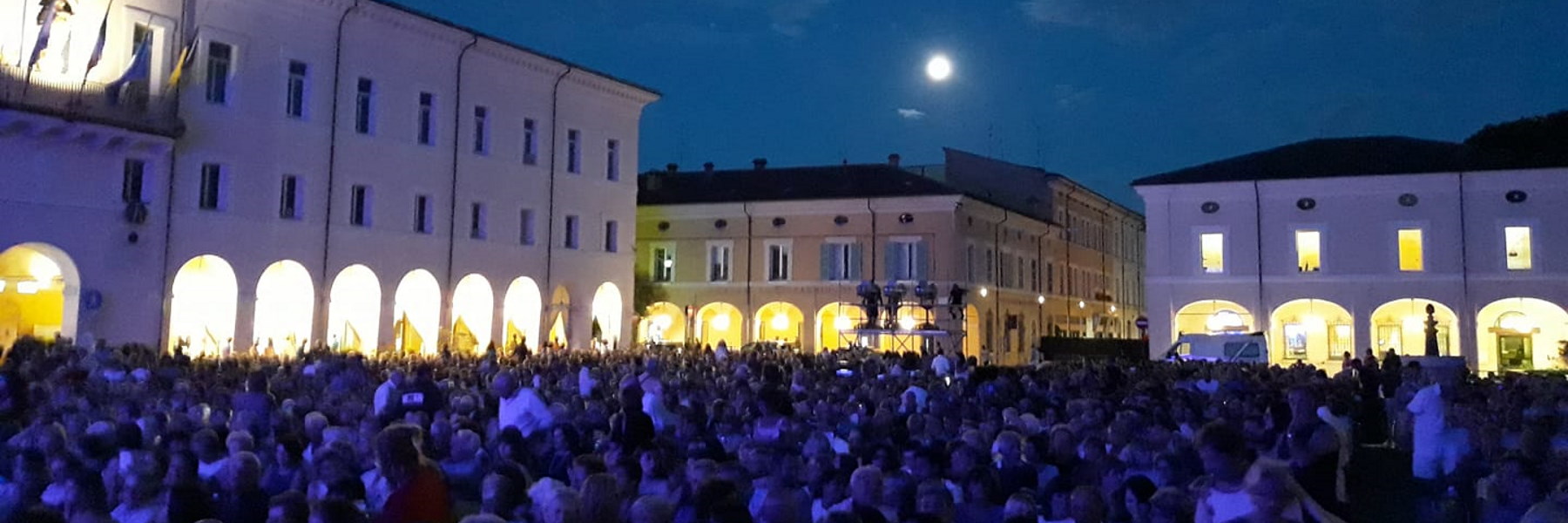 Music and entertainment in Piazza Garibaldi