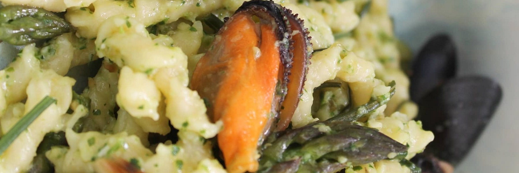 Pasta with stridoli pesto, spring sauce and Cervia mussels