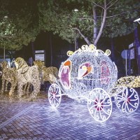 Sculptures lumineuse dans la mer d'hiver