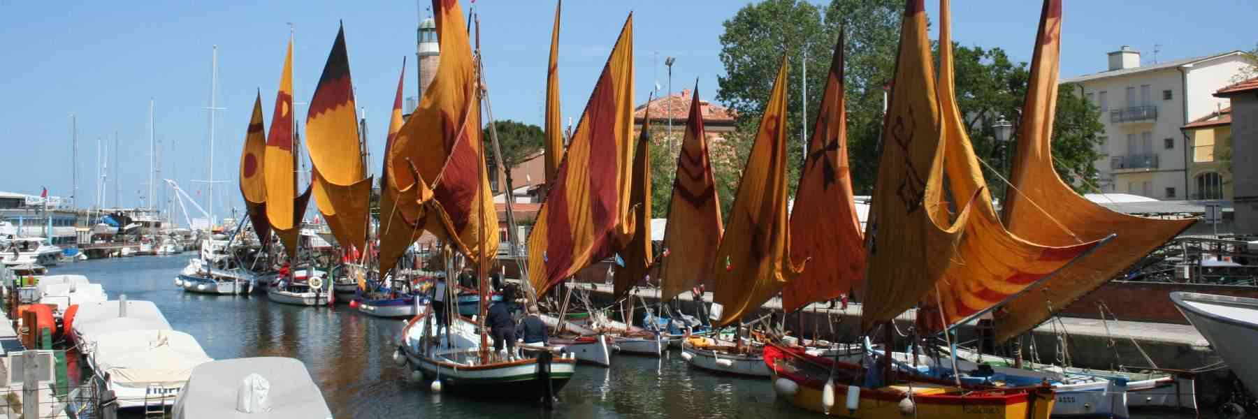 Naviguer à l'aube dans un bateau historique