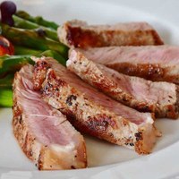 Filet de veau en croûte de sel avec sauce aux herbes