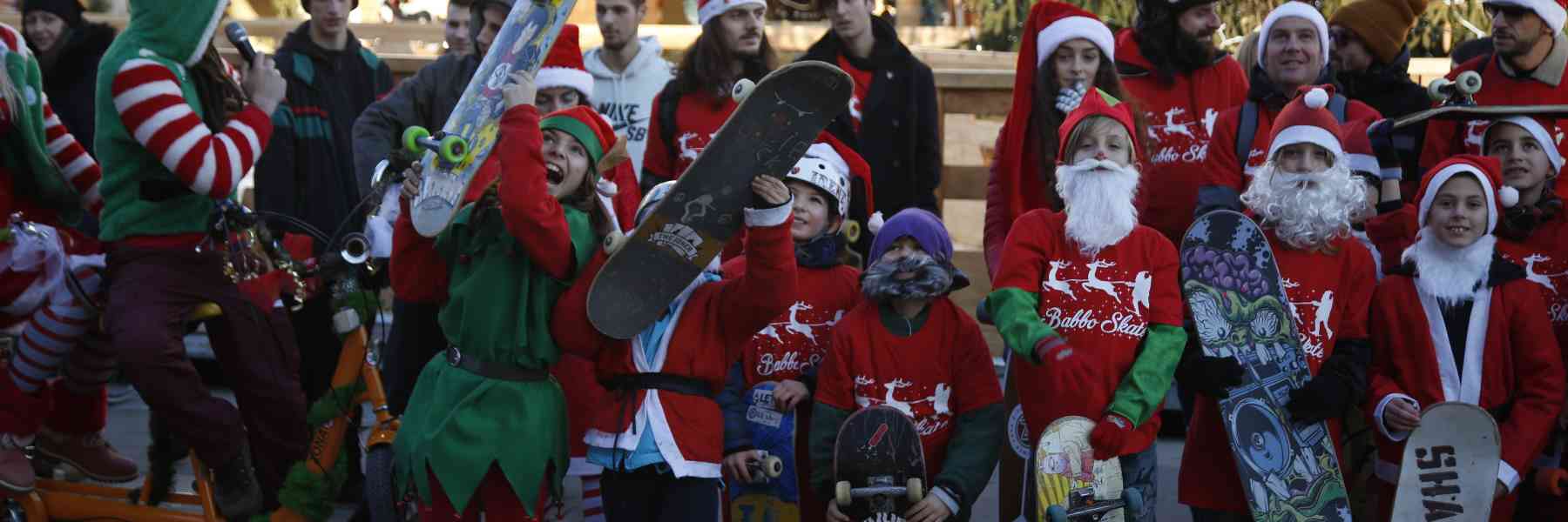 La course du Père Noël sur un skateboard