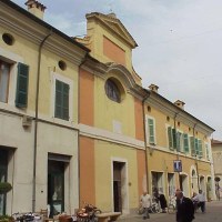 Una musica celestiale proviene da una piccola chiesa affacciata sul corso principale