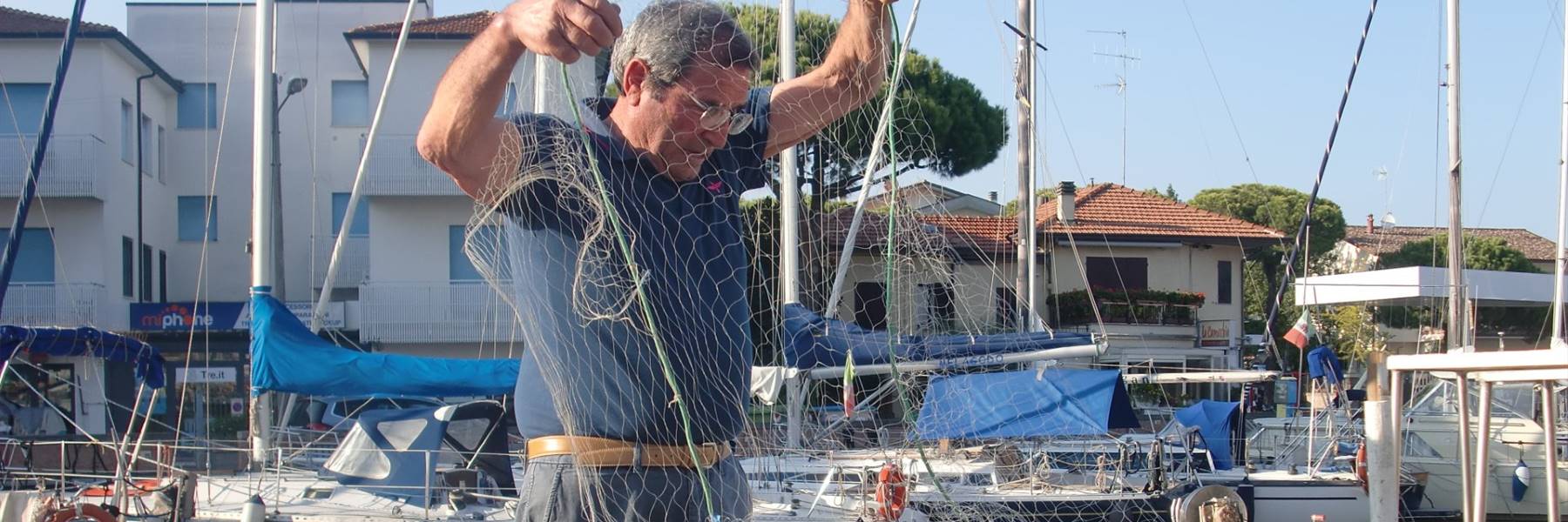 1 - Rete e pescatore sul porto canale