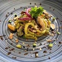 Passatelli asciutti con verdurine, pesto di ortiche, mandorle e cozze di Cervia