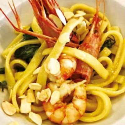 Scialatielli agretti, gamberi viola e mandorle tostate