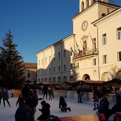 Pattinaggio su ghiaccio nel centro storico di Cervia