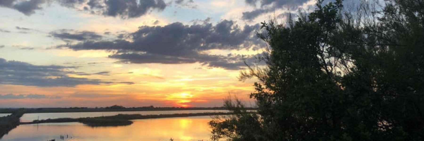 Aperitivo in salina al tramonto